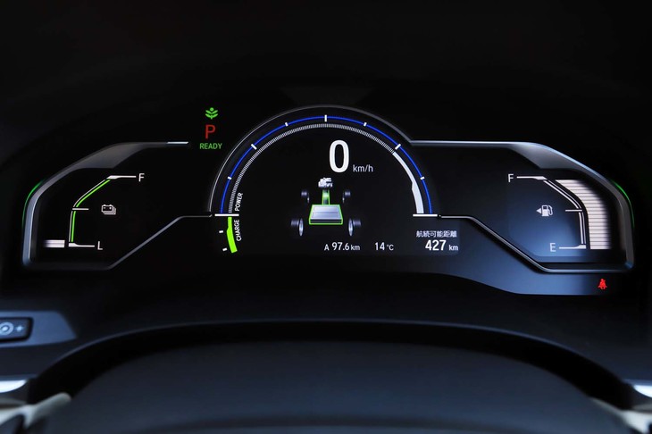 メーターには液晶パネルを使用。中央部にあるブルーラインと指針によって、EV走行可能距離が一目で分かる。