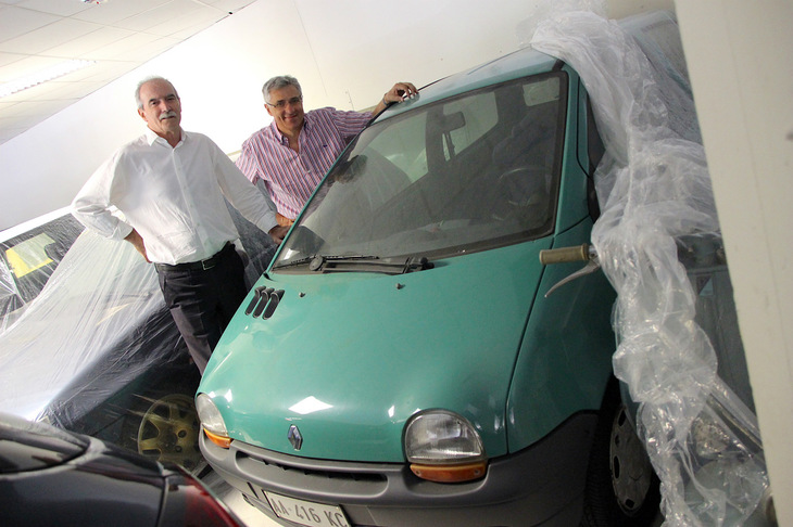 ルイージ氏（写真右）秘蔵の「トゥインゴ」と。写真左は従業員のロベルト氏。