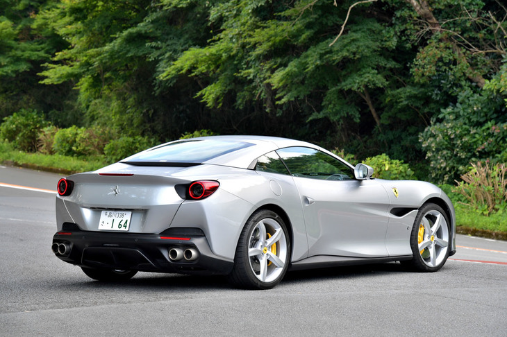 
	【フェラーリ・ポルトフィーノのスペック】
	ボディーサイズ：全長×全幅×全高＝4586×1938×1318mm／ホイールベース：2670mm／車重：1664kg（空車重量）／1545kg（乾燥重量）／駆動方式：FR／エンジン：3.9リッターV8 DOHC 32バルブ ターボ／トランスミッション：7段AT／最高出力：600ps（441kW）/7500rpm／最大トルク：760Nm（77.5kgm）/3000-5250rpm／タイヤ：（前）245/35ZR20／（後）285/35ZR20／燃費：10.7リッター/100km（約9.3km/リッター、欧州複合サイクル）／価格：2530万円

	
	【取材時の燃費データ】
	テスト距離：221.4km（市街地1：高速道路8：山岳路1）／使用燃料：32.2リッター（ハイオクガソリン）／参考燃費：6.9km/リッター（満タン法）
	