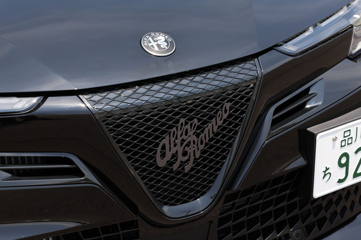 アルファ・ロメオといえば、フロントの盾（スクデット）のグリルが特徴。台数限定200台のローンチエディション「イブリダ スペチアーレ」を除くマイルドハイブリッド車の「イブリダ プレミアム」と「イブリダ コア」では、メッシュグリルの上にクラシカルな「Alfa Romeo」の文字が描かれる。