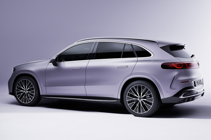 同じくリアクオータービュー。角を丸めたリアクオーターウィンドウの切り欠きやDピラーの意匠、Rの大きなショルダーの張り出しなどを見ていると……ポルシェのSUVに見えなくもない？