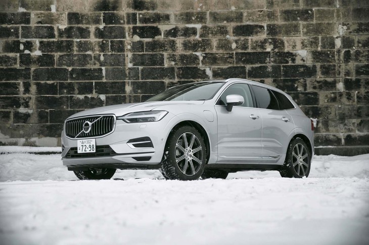 今回は、2代目「ボルボXC60」の最上級モデル「T8 Twin Engine AWDインスクリプション」に試乗した。過給機付きのエンジンに加えて2つのモーターを搭載するプラグインハイブリッドモデルである。