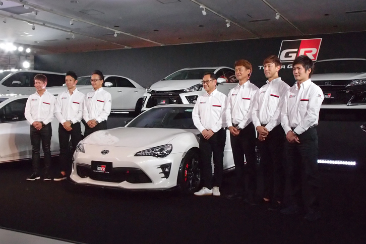 今冬発売を予定している「86“GR”」のプロトタイプモデルを囲んでのフォトセッション。