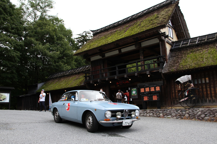 旅籠（はたご）の門前にて、1974年「アルファ・ロメオGT1600ジュニア」。エントラントはここでスタッフにスタンプシートを渡し、全走行プログラムが終了。