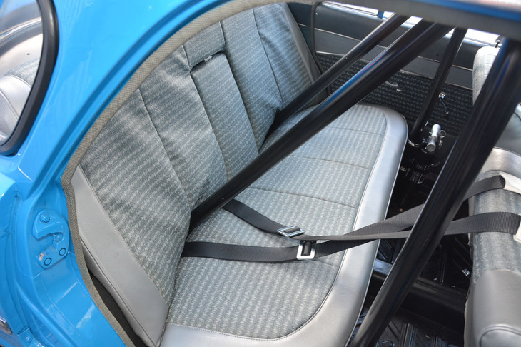 後部座席は残されており、そこにロールバーが埋め込まれている。当時は“ナンバー付き”のまま、自走でサーキットまで移動していたという。