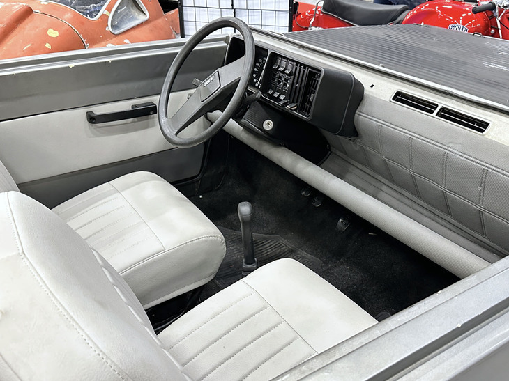 初代「フィアット・パンダ」のダッシュボードが残されているのは、製作費の節約というよりも、秀逸なオリジナルデザインに対するリスペクトととらえるのが正しかろう。