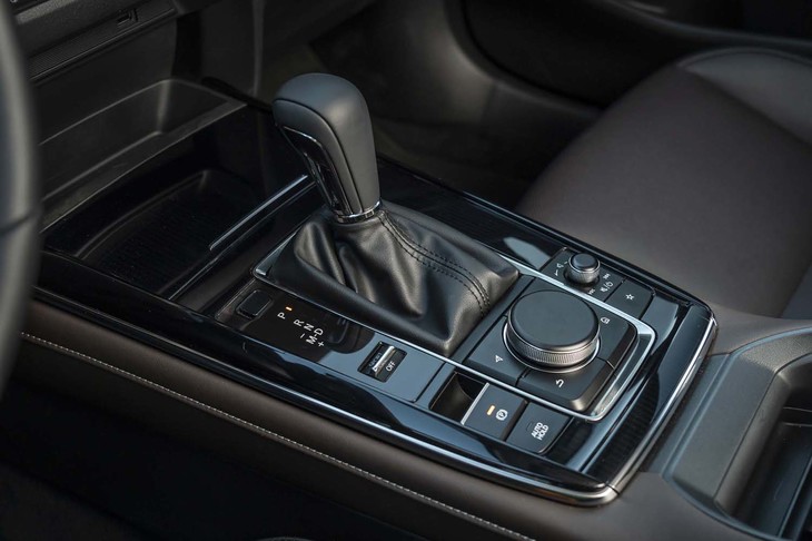 シフトパネルには2層成形技術を採用。光の当たり具合で表情が変化する。（写真はAT車のシフトレバー周辺部）