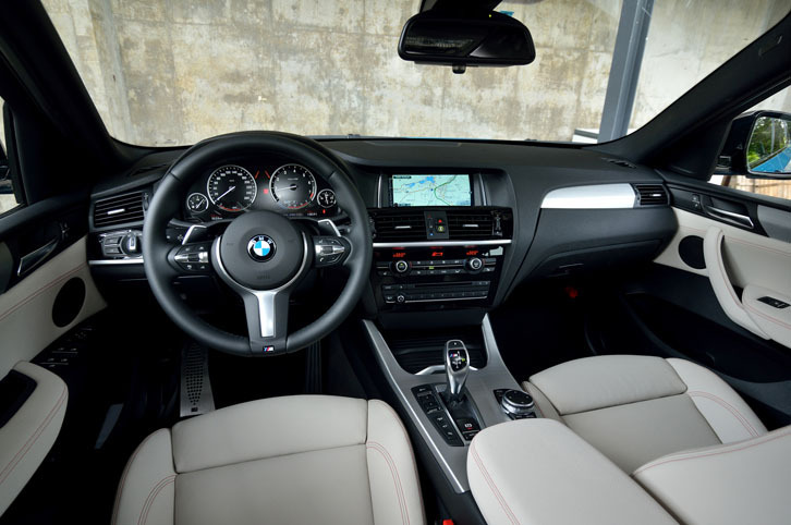 アルミのパネルや“M”マークの入った専用パーツでドレスアップされるインテリア。日本仕様車のハンドル位置は、左のみとなる。