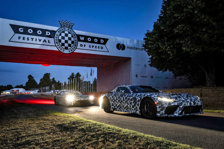 2025年の「グッドウッド・フェスティバル・オブ・スピード」に登場した、「トヨタGTコンセプト」（写真右手前）と「GTレーシング コンセプト」（同左奥）。