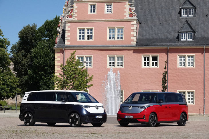 2023年6月にグローバルデビューしたフォルクスワーゲンの電動ミニバン「ID. Buzz」のロングホイールベースバージョン。今回はドイツでベースモデルとなる「ID. Buzzプロ ロングホイールベース」（写真左）と、ハイパフォーマンスバージョン「ID. Buzz GTXロングホイールベース」（写真右）に試乗した。