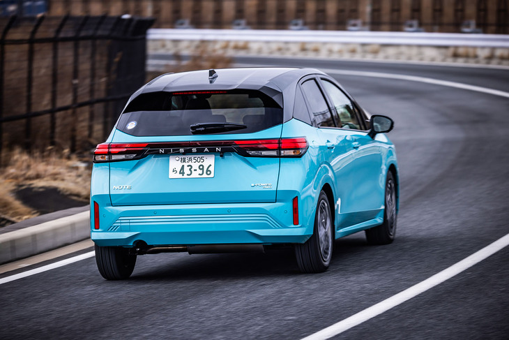 リアバンパー部に、インテリアと同じく水引をモチーフとしたアシンメトリーな模様を配置。車両下部のリフレクターが従来の横型から縦型に変更されるなど、マイナーチェンジ前モデルとの識別は容易だ。