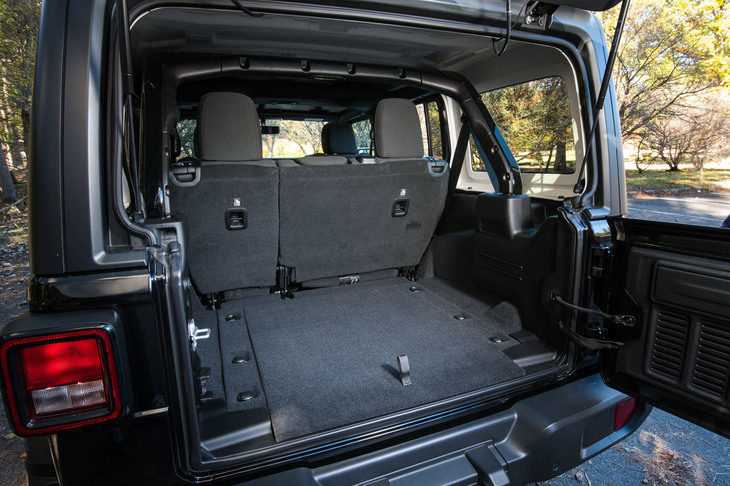 ドアやリア部分の上屋も外して、フルオープン化することも可能。それに備えて、室内にはあらかじめロールバーが組み込まれている。