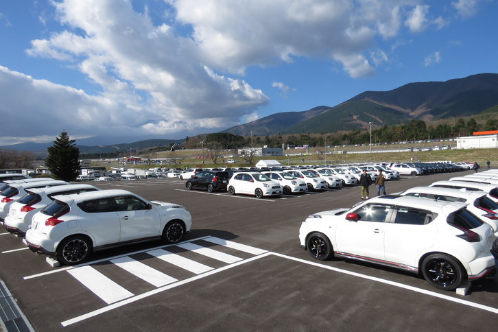 NISMO FESTIVALでは“駐車場見学”も楽しみのひとつ。パドックの最寄りの駐車エリアは、NISMO車の専用パーキングとなっていた。