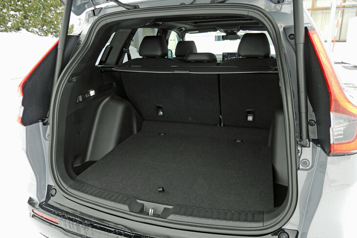 荷室容量はこのクラスではトップレベルの586リッター。キーフォブを持ってクルマから離れると自動でテールゲートが閉まる「予約クローズ」機能や、すべてのドアが閉まった際に自動で施錠する「予約ロック」機能が採用されている。