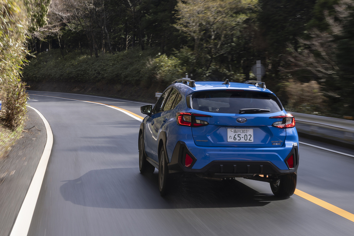 【スバル・クロストレック プレミアムS：HEV EXのスペック】
	ボディーサイズ：全長×全幅×全高＝4480×1800×1580mm／ホイールベース：2670mm／車重：1660kg／駆動方式：4WD／エンジン：2.5リッター水平対向4 DOHC 16バルブ／モーター：交流同期電動機／トランスミッション：CVT／エンジン最高出力：160PS（118kW）/5600rpm／エンジン最大トルク：209N・m（21.3kgf・m）/4000-4400rpm／モーター最高出力：119.6PS（88kW）／モーター最大トルク：270N・m（27.5kgf・m）／タイヤ：（前）225/55R18 98V M＋S／（後）225/55R18 98V M＋S（ファルケン・ジークスZE001A A/S）／燃費：18.9km/リッター（WLTCモード）／価格：405万3500円
	
	【取材時の燃費データ】
	テスト距離：285.2km（市街地1：高速道路7：山岳路2）／使用燃料：21.3リッター（レギュラーガソリン）／参考燃費：13.4km/リッター（満タン法）／13.2km/リッター（車載燃費計計測値）