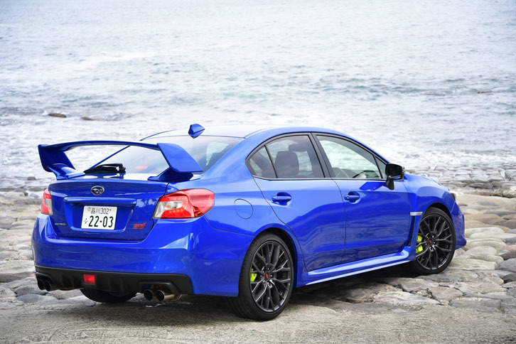 大型のリアスポイラー（オプション）がリアビューを好戦的に演出する。試乗車のボディーカラーは「WRブルー・パール」。