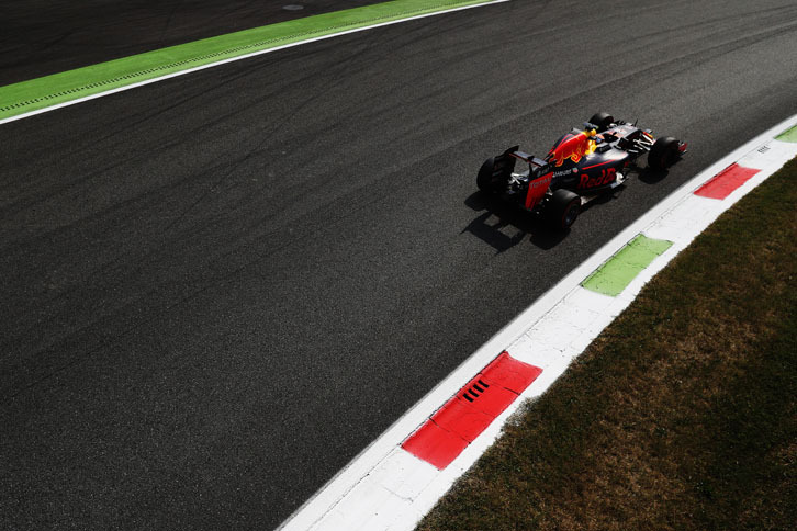 パワーに劣るレッドブルにとってモンツァは苦手とするコース。予選でダニエル・リカルド（写真）6位、マックス・フェルスタッペン7位とメルセデスやフェラーリに先を越された。レースでは、終盤に持ち前のキレのある飛び込みでバルテリ・ボッタスのウィリアムズを抜いたリカルドが5位入賞。フェルスタッペンはスタートでの失敗を取り戻し、7位でゴールした。（Photo=Red Bull Racing）