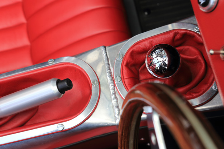 ポリッシュ加工が施された5段MTのシフトノブ。専用のスリーブが用いられたサイドブレーキは、下げた際に先端のボタンがセンターコンソール側のリムと干渉するのが気になった。