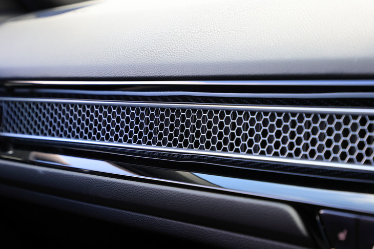 ダッシュボードを横断する、ハニカムメッシュの装飾。内側に空調の吹き出し口を隠すことで、すっきりとしたイメージに一役買っている。