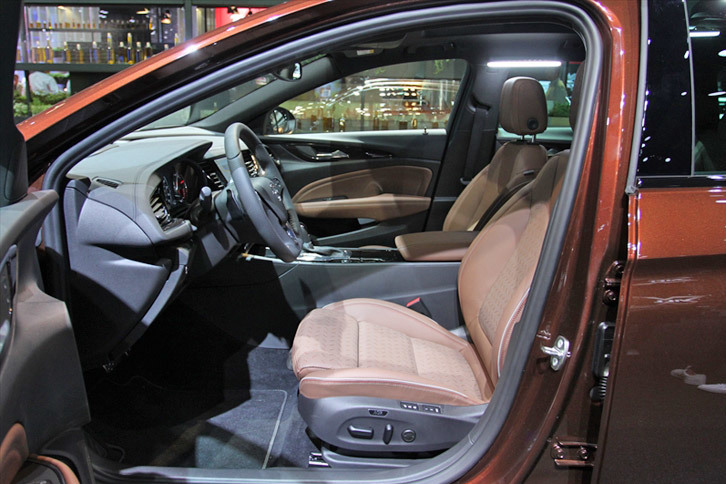 オペル・インシグニア カントリーツアラー（フロントシート）