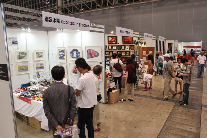 フランス語で「市場」という意味のマルシェには、自動車関連書籍、モデルカー、ウエアやオートモビリア、アートなどの専門店の出店が並んだ。