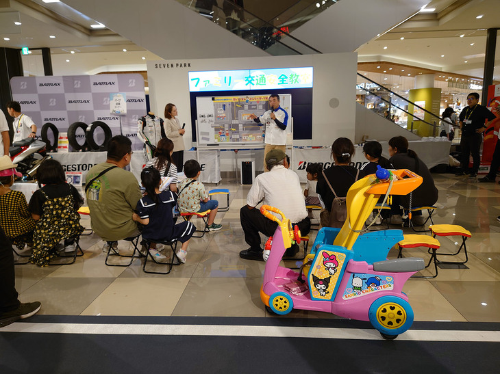 山口先生からの交通安全に関するクイズに、子どもたちが元気に答えるほほ笑ましいシーンも。筆者の想像以上に、小さな子どもたちが、道路や駐車場などで注意すべきことをしっかり理解していたことに驚かされた。