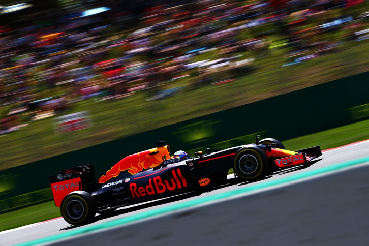 “ヤングスター”フェルスタッペンの加入で奮起したレッドブルのダニエル・リカルド（写真）は、フェルスタッペンを従えて予選3番手からトップへ。しかし作戦上不利な3ストップを選択したことと、残りわずかというところでパンクに見舞われたことで結果4位。3位ベッテルへ仕掛けたレイトブレーキング＆オーバーテイクは成功しなかったが見るものを沸かせた。（Photo=Red Bull Racing）
