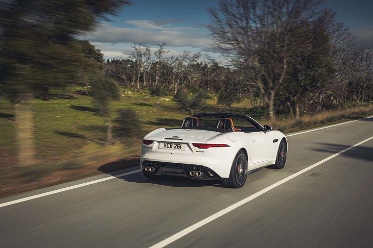 今回はポルトガル北西部のポルトから首都リスボンまで、3種類の「Fタイプ」に試乗した。写真はオープントップモデルの「P450 Rダイナミック コンバーチブル」。