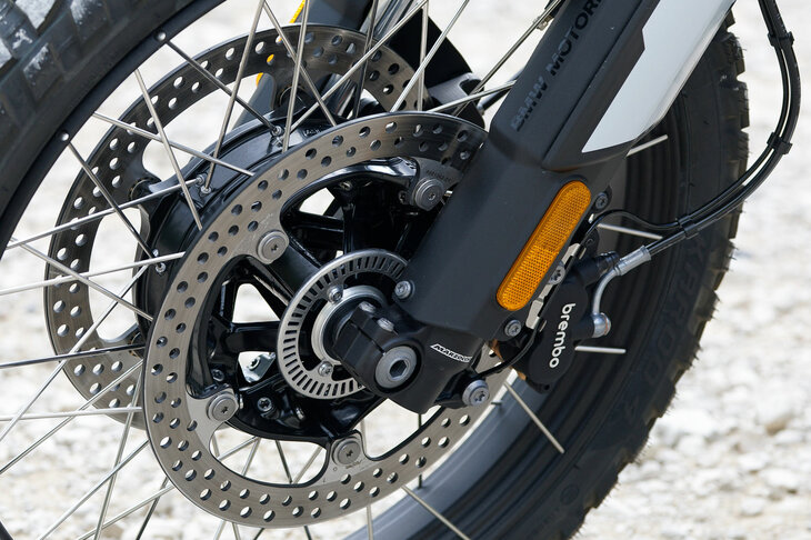 ブレーキは、前がφ310mmのダブルディスクと2ピストンキャリパーの、後ろがφ265mmのディスクと2ピストンキャリパーの組み合わせだ。