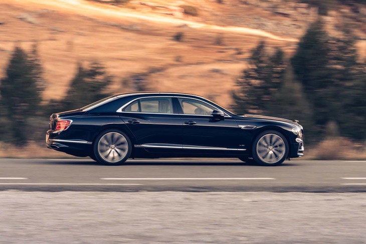 5.3m超の堂々たる体格を誇る「フライングスパー」。21インチまたは22インチサイズのアルミホイールが組み合わされる。