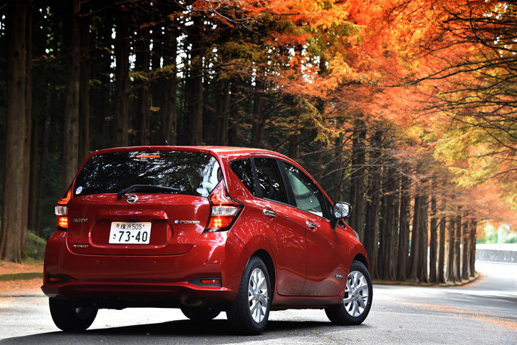 日産のBセグメントコンパクトカー「ノート」。現行モデルは2012年に登場した2代目で、2016年11月にマイナーチェンジを受けた。
