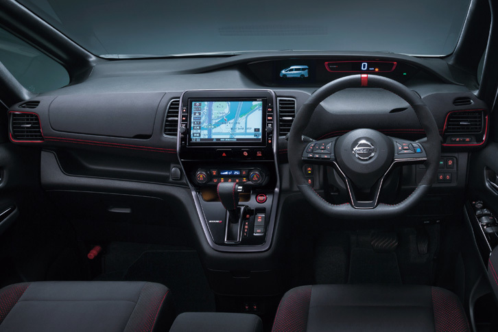 エクステリア同様、インテリアにも赤のアクセントがあしらわれている。