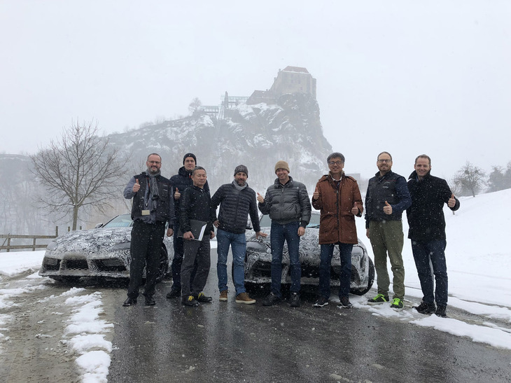 多田さんはかつて、BMWとの協業で「GRスープラ」を開発するためドイツに渡り、かの国が官民学一体となって自動車産業の発展に取り組んでいるさまを目の当たりにして、大きな衝撃を受けたという（写真はオーストリアでのワンシーン。右から3人目が多田さん）。