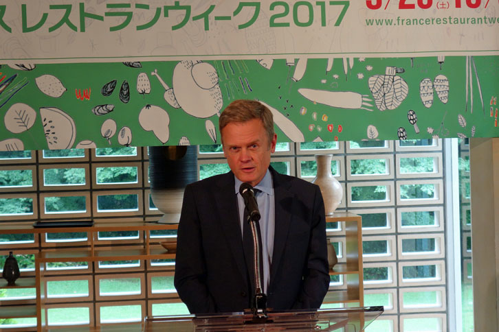 あいさつに立った駐日フランス大使のローラン・ピック氏。