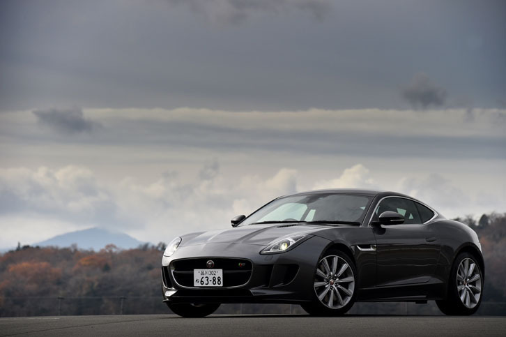 「ジャガーFタイプ S クーペ」には、写真の「アンモナイト」を含む14色のボディーカラーが用意される。