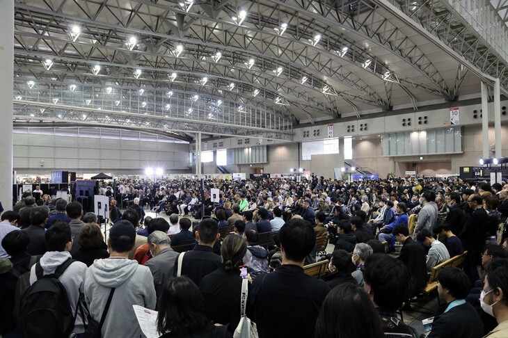 人、人、人……トークショー会場を埋めた聴衆。