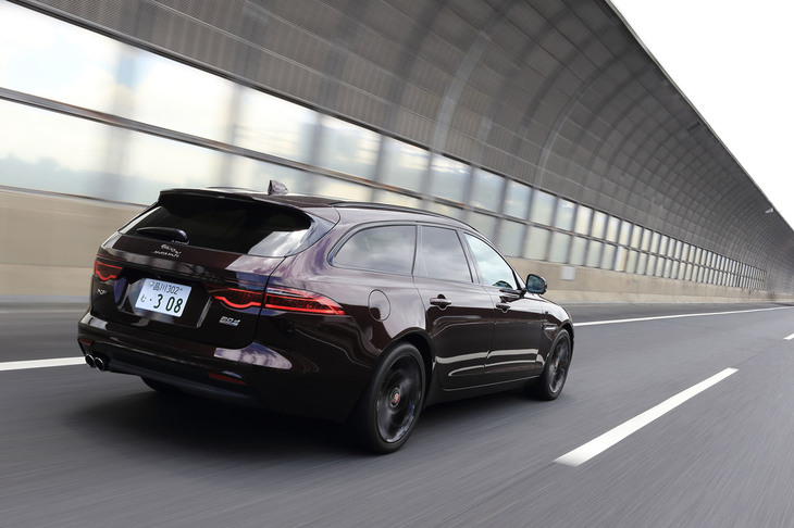 ボディーカラーは全12種類。テスト車には9万9000円の有償色「ロゼッロレッド」が用いられていた。