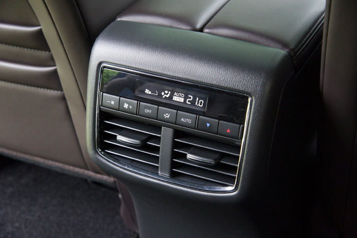 マツダCX-8 XD Lパッケージ（2列目シート用エアコン）