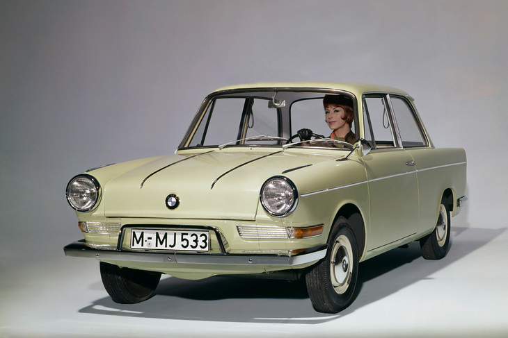 1959年「BMW 700」。30PSを発生する697ccの空冷水平対向2気筒OHVエンジンを搭載、40PSにチューンを高めた高性能版も用意された。1965年までに18万台以上がつくられた。