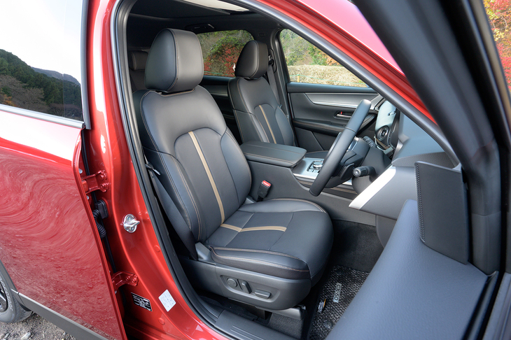 「ナッパレザーパッケージ」ゆえにシート表皮は手触りのいいナッパレザー。ヒーター、ベンチレーションともに備わっている。