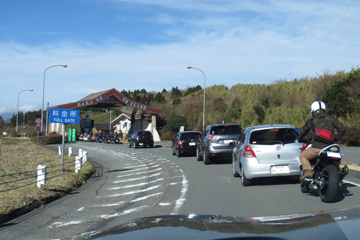箱根スカイライン料金所では渋滞に遭遇。左ハンドルの「バイパー」にとって、ETC非対応の料金所は鬼門。まごついていると、後ろから白い目で見られる。