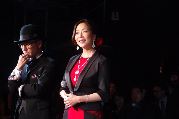 女優・真矢ミキさん（写真中央）は、「グレーのポルシェに強く引かれています。今日の『パナメーラ』も美しいグレーのボディーカラーで、とてもうれしいです」と、笑顔を見せた。新型パナメーラについては、シートにマッサージ機能が備わる点も気に入られた様子。