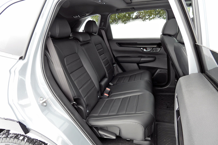 後席は足元スペースの広さを16mm拡大するとともに、調整幅190mmのスライド機構を設けたり、リクライニング機構の稼働幅を10.5°拡大したりと、機能性を大幅に強化。4WD車では左右席にヒーターが装備される。