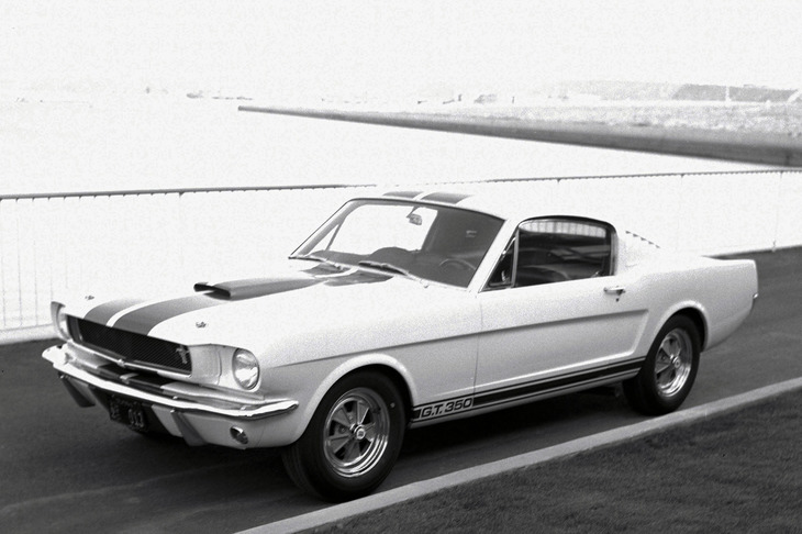 「GT350」はシェルビーがレース用に開発したモデルで、「シボレー・コルベット」や「ジャガーEタイプ」といったスポーツカーを向こうにまわし、SCCAナショナルチャンピオンシップ Bプロダクションで、1965～1967年と3年連続で優勝している。