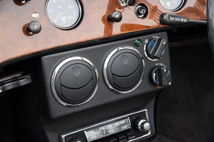 クーラーは日本独自仕様の装備。その下にあるクラシカルな形状のラジオは、実はスマートフォンなどとのBluetooth接続機能を備えた最新ユニットだ。