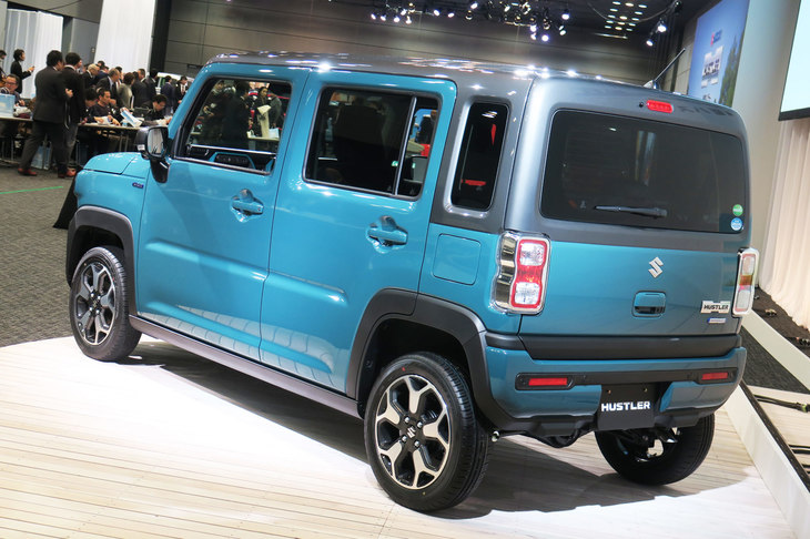 こちらの車両は上級グレードの「ハイブリッドXターボ」（4WD）。車体色の「デニムブルーメタリック」は、デザイナーいわく「使い込まれたデニムの色味を表現した」という新色だ。