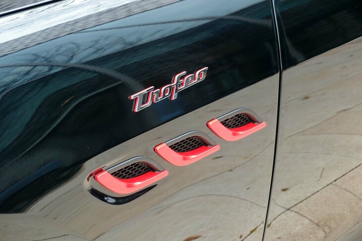 マセラティ・クアトロポルテ トロフェオ＜カスタマイズモデル＞（フロントフェンダー部のエンブレム）