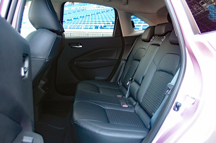 後席はコンパクトカーとは思えぬ広さ。背もたれには6：4の分割可倒機構やリクライニング調整機構が備わっている。