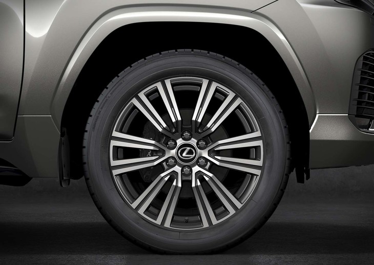 レクサスブランドで最大サイズとなる、22インチのアルミホイール。