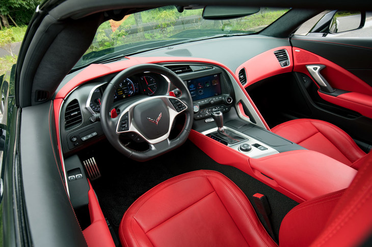 明確に左右非対称なつくりのダッシュボードが特徴的なインテリア。外装色が黒の場合、内装色は赤と黒のツートンとなる。